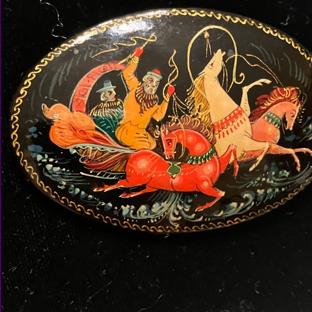 RUSSIAN HAND PAINTED LACQUERED BROOCH TROIKA SCENE USSR STAMPED - Picture 6 of 8